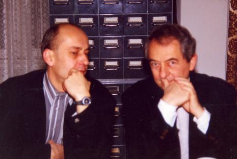 Konferencja prasowa w czytelni biblioteki ms, Jaromir Jedliński (wicedyrektor ms) i Daniel Buren
